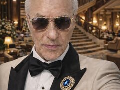 Barbat matur (varsta a 3-a) ofer favoruri de nerefuzat unei tinere dragute