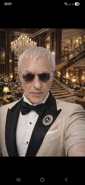 Barbat matur (varsta a 3-a) ofer favoruri de nerefuzat unei tinere dragute