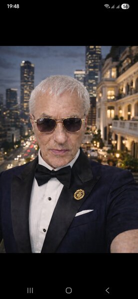 Barbat matur (varsta a 3-a) ofer favoruri de nerefuzat unei tinere dragute