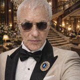 Barbat matur (varsta a 3-a) ofer favoruri de nerefuzat unei tinere dragute